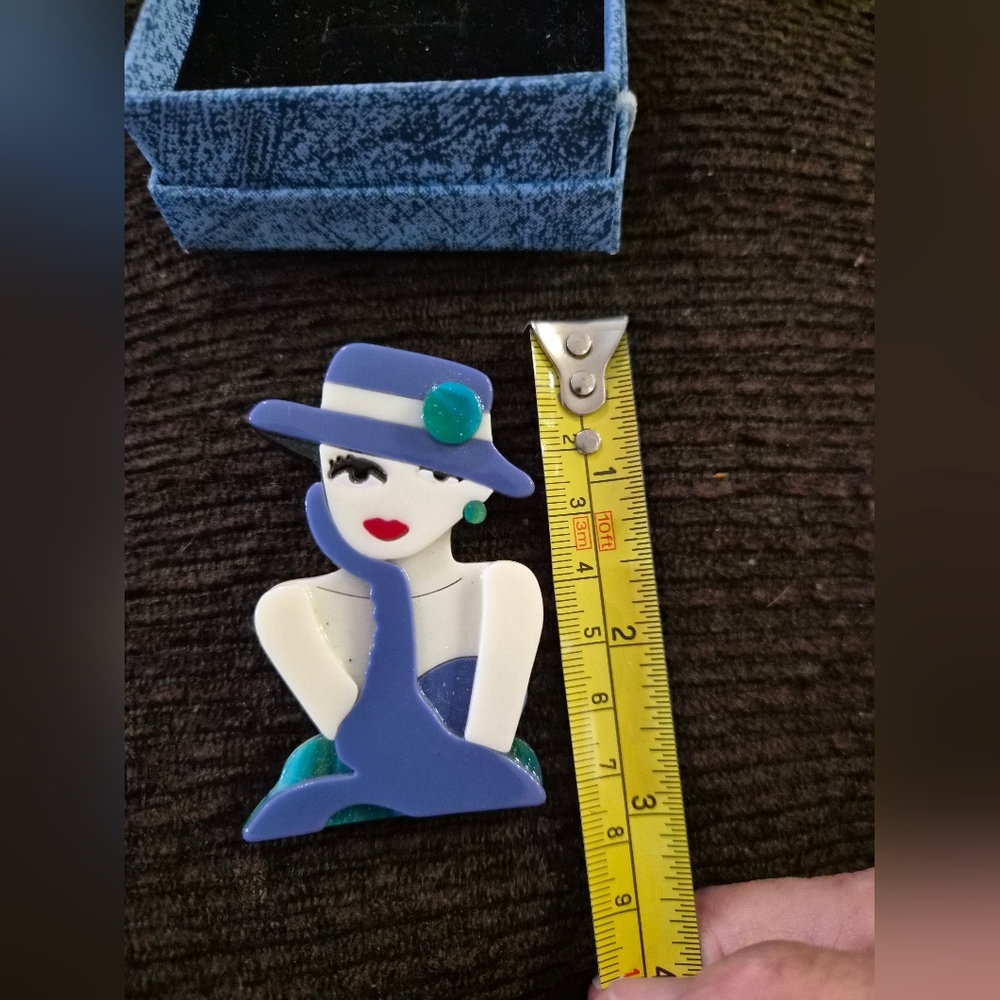 Chic Art Deco Lady Brooch - Picture 8 of 8